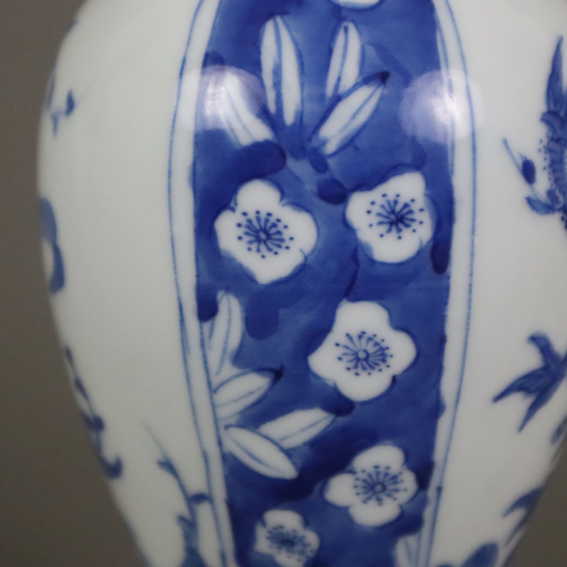 Blau-weiße Balustervase - China 20.Jh., dekoriert in Unterglasurblau mit Pflaumenblüten über gebors - Bild 5 aus 8
