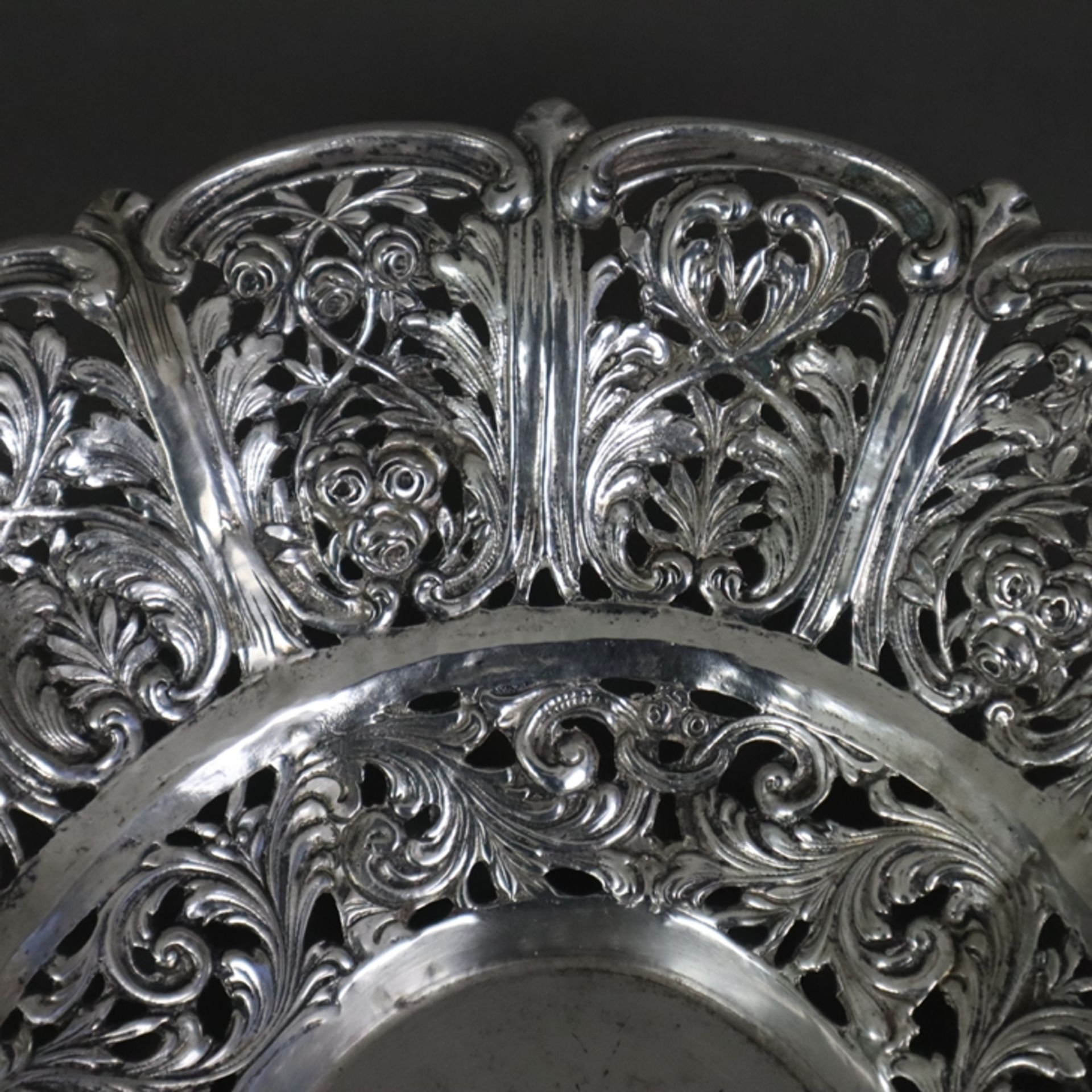 Korbschale im Barockstil - 800er Silber, ovale Form, durchbrochen gearbeiteter Rand, üppig reliefie - Bild 5 aus 7