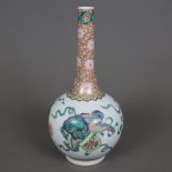 Flaschenvase - China, Porzellan, umlaufend spielende Shishis mit Brokatbällen sowie Blüten-, Ruyiko
