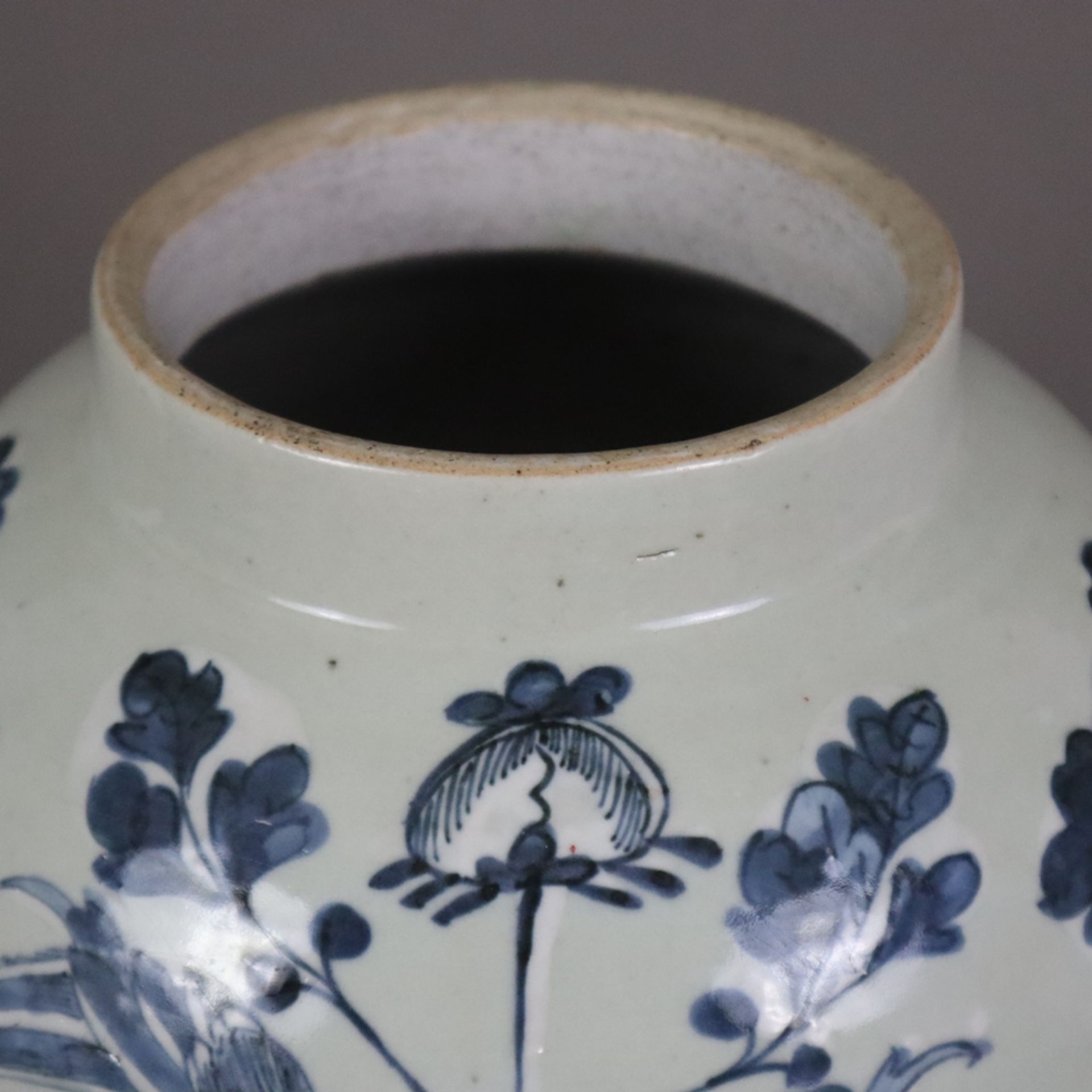 Schultervase mit Deckel - China um 1900, Porzellan, sehr helle Seladonglasur, schauseitig Floralmot - Bild 4 aus 11