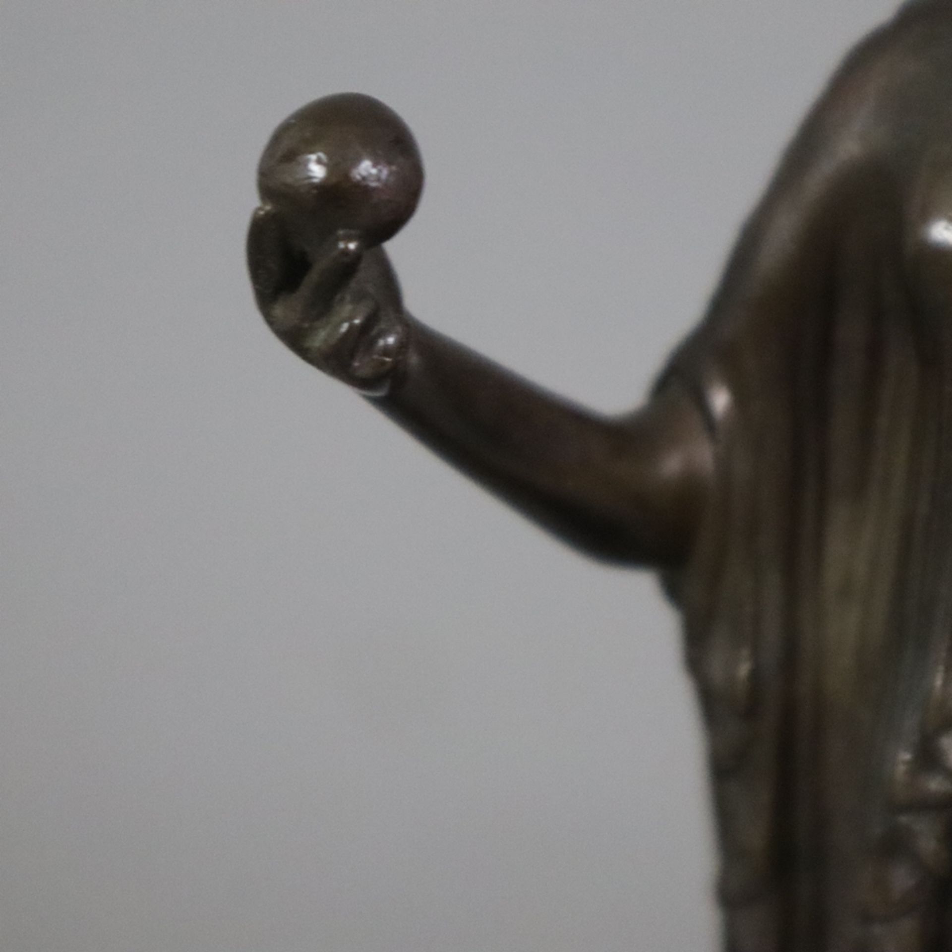 Figurine einer antiken Priesterin - Bronze, braun patiniert, antikisierende Frauenfigur mit Diadem, - Bild 4 aus 8