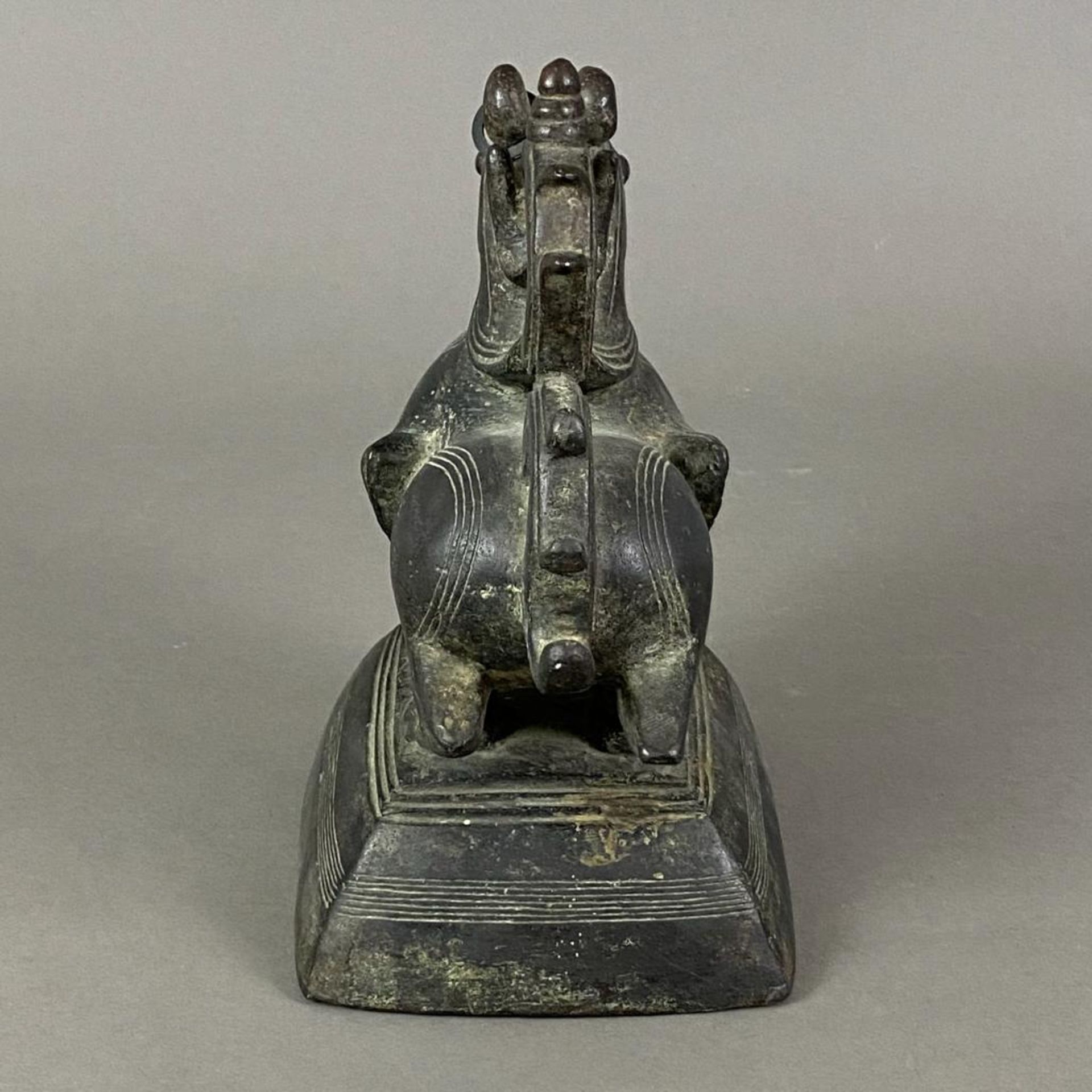 Sehr schweres großes Opiumgewicht - in Gestalt eines sitzenden Chinthe (mythischer Leogryph) auf ki - Bild 8 aus 9