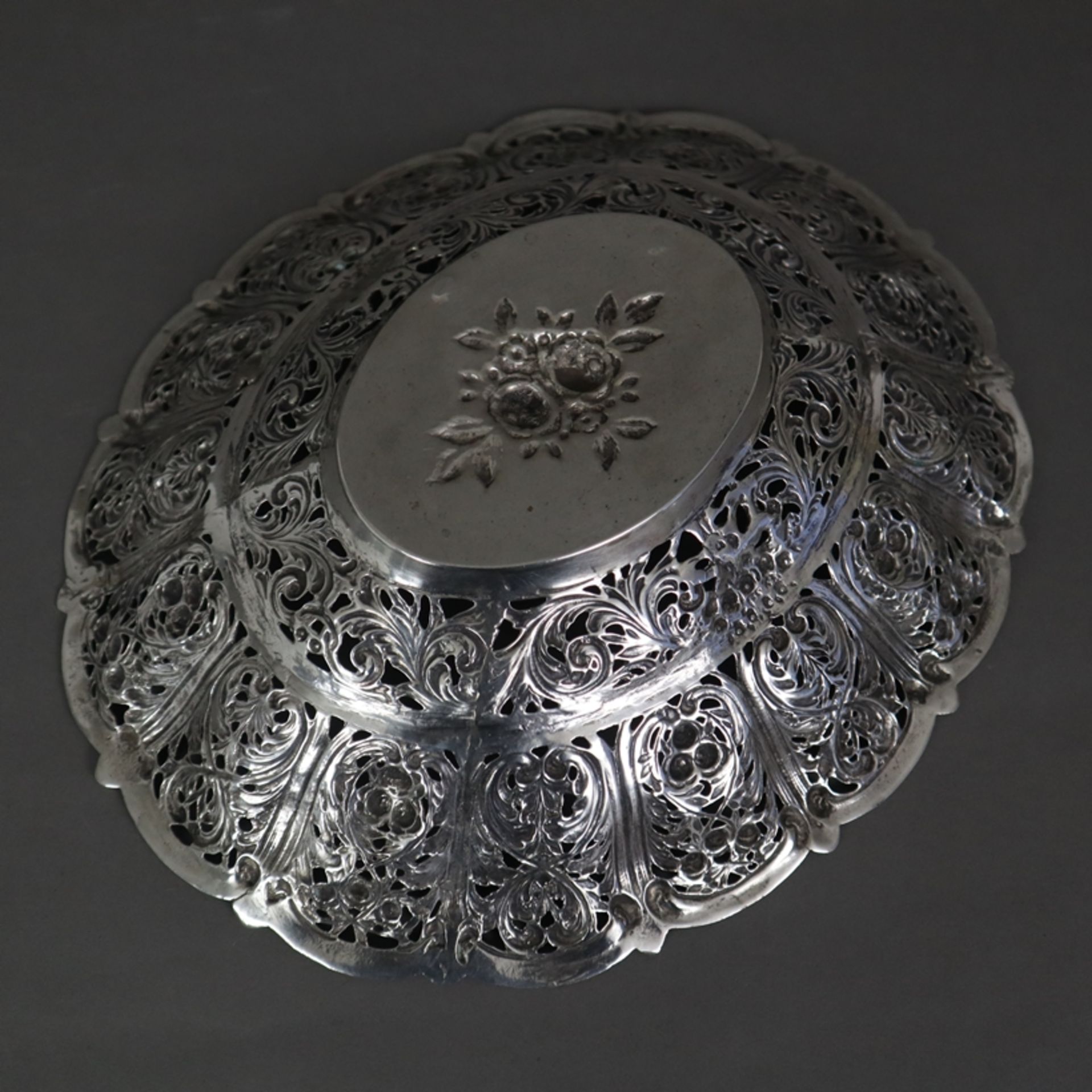 Korbschale im Barockstil - 800er Silber, ovale Form, durchbrochen gearbeiteter Rand, üppig reliefie - Bild 6 aus 7