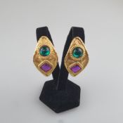 Ein Paar schwere Vintage-Ohrclips im gotischen Stil - wohl USA, Metall vergoldet gebogte Rautenform