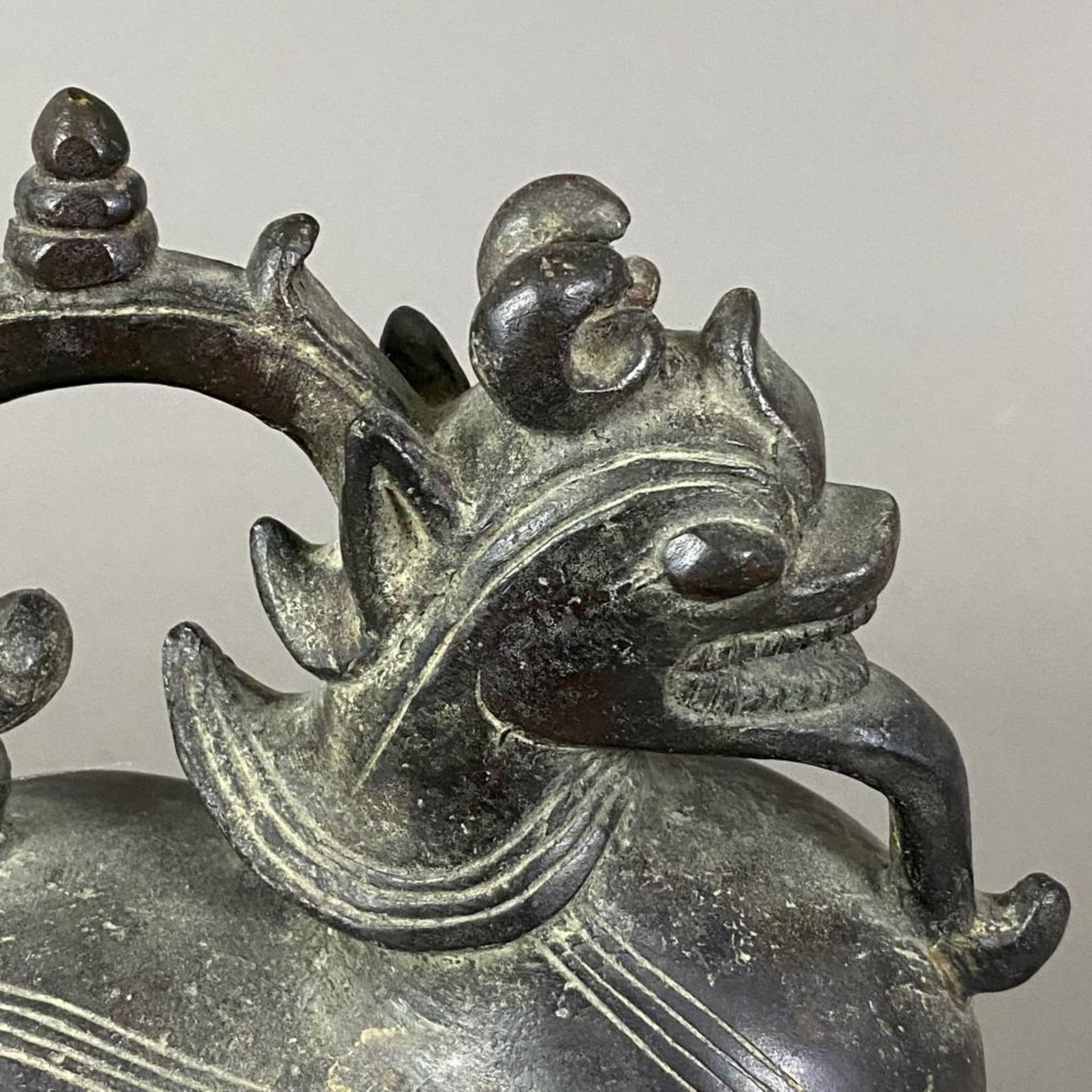 Sehr schweres großes Opiumgewicht - in Gestalt eines sitzenden Chinthe (mythischer Leogryph) auf ki - Bild 6 aus 9