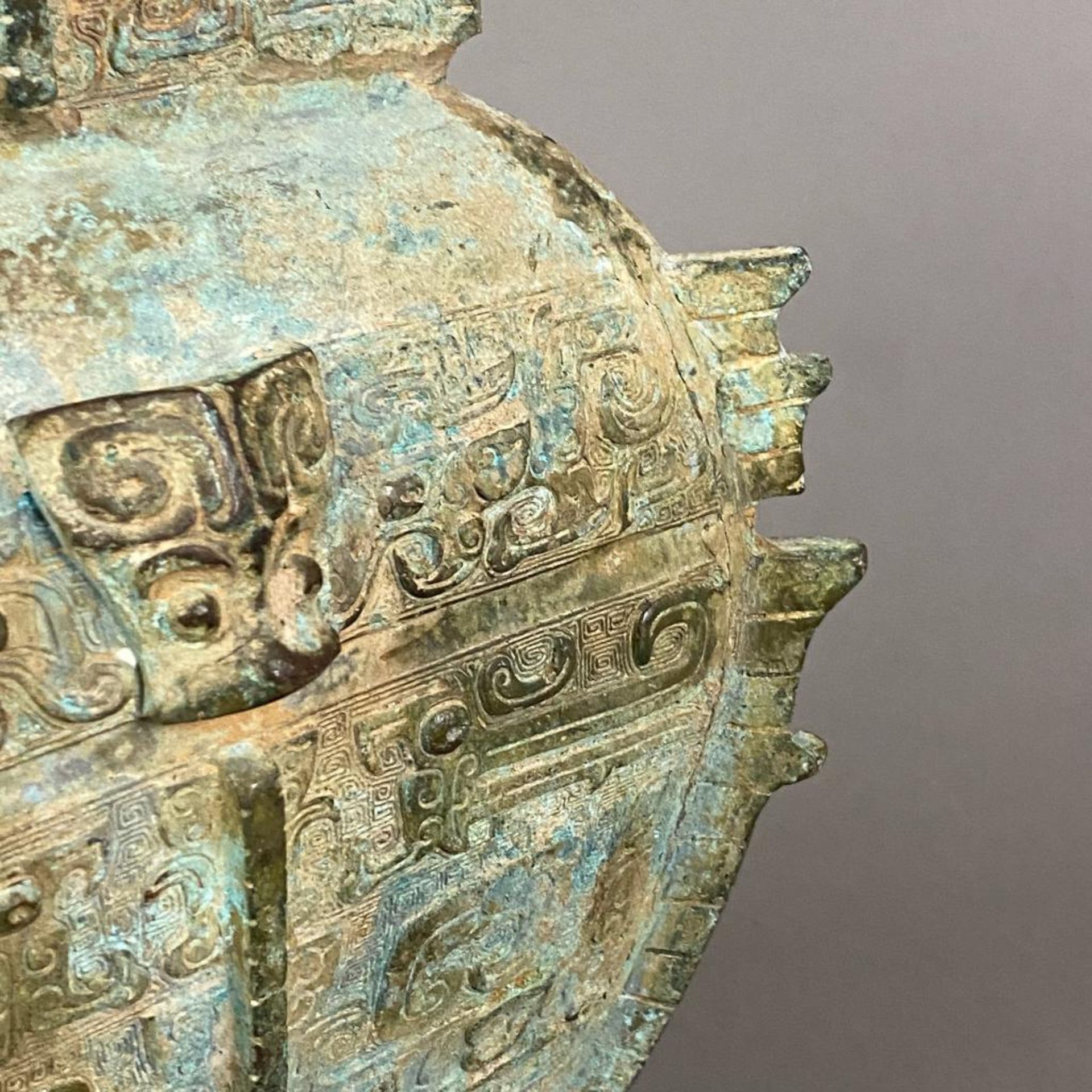 Fanghu-Vase im archaischen Stil - China, grün-braun patinierte Bronze, vierkantige gebauchte Form a - Bild 6 aus 10