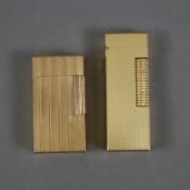 Zwei Feuerzeuge - 1x Dunhill Rollagas Feuerzeug, geriffeltes Gehäuse, vergoldet, gemarkt "USRE24163