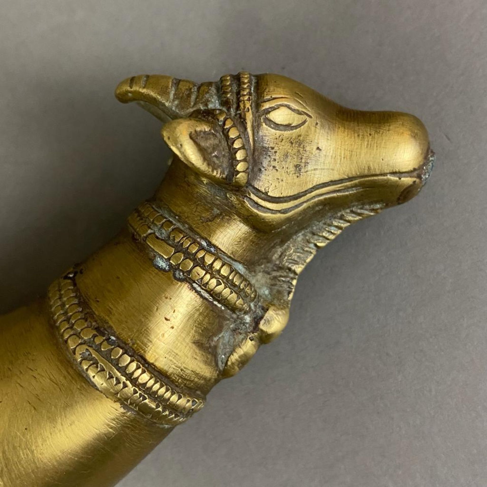 Kleine Zier-Pulverflasche mit Nandi-Kopf - Indien, Gelbbronze, Schraubverschluss mit Kette, L.ca. 1 - Image 2 of 5