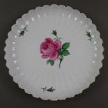 Fächerteller "Rote Rose" - Meissen, Porzellan, polychrome florale Bemalung, gefächerte Fahne mit ge