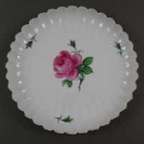 Fächerteller "Rote Rose" - Meissen, Porzellan, polychrome florale Bemalung, gefächerte Fahne mit ge