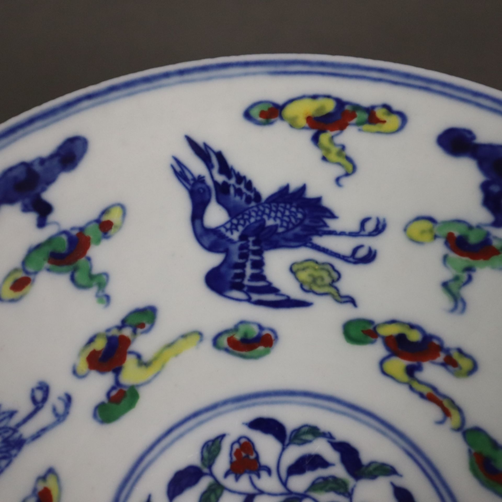 Fußschale & kleiner Teller - China, Doucai-Schale mit Kranichen, Lingzhi-Wolken, Phönixen und Blüte - Bild 4 aus 12