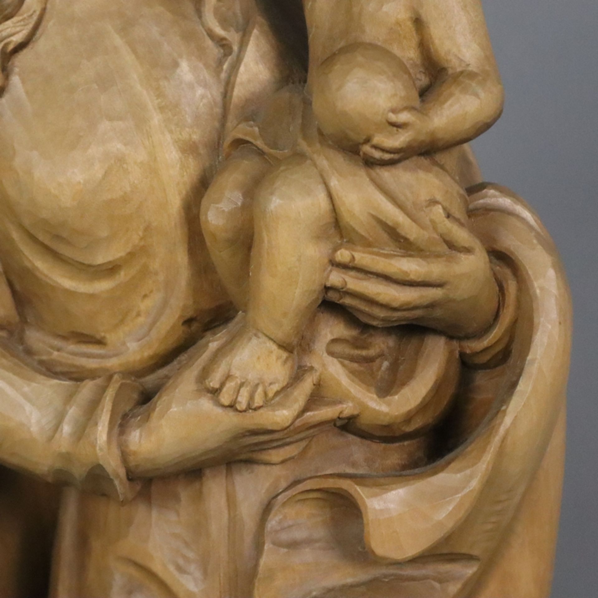 Holzfigur Madonna mit Kind - 20. Jahrhundert, Lindenholz, vollrund geschnitzt, Darstellung von Mari - Bild 5 aus 8