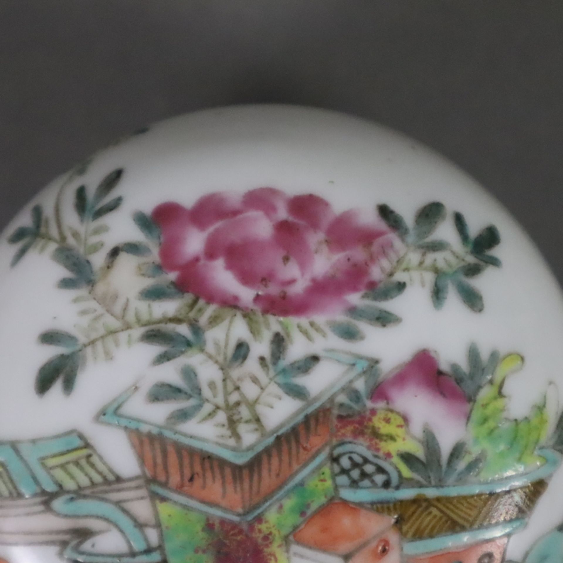 Kleine Deckeldose - China, 1.Hälfte 20.Jh., Porzellan, runde Deckeldose für Siegelpaste, Dekor mit  - Bild 3 aus 8