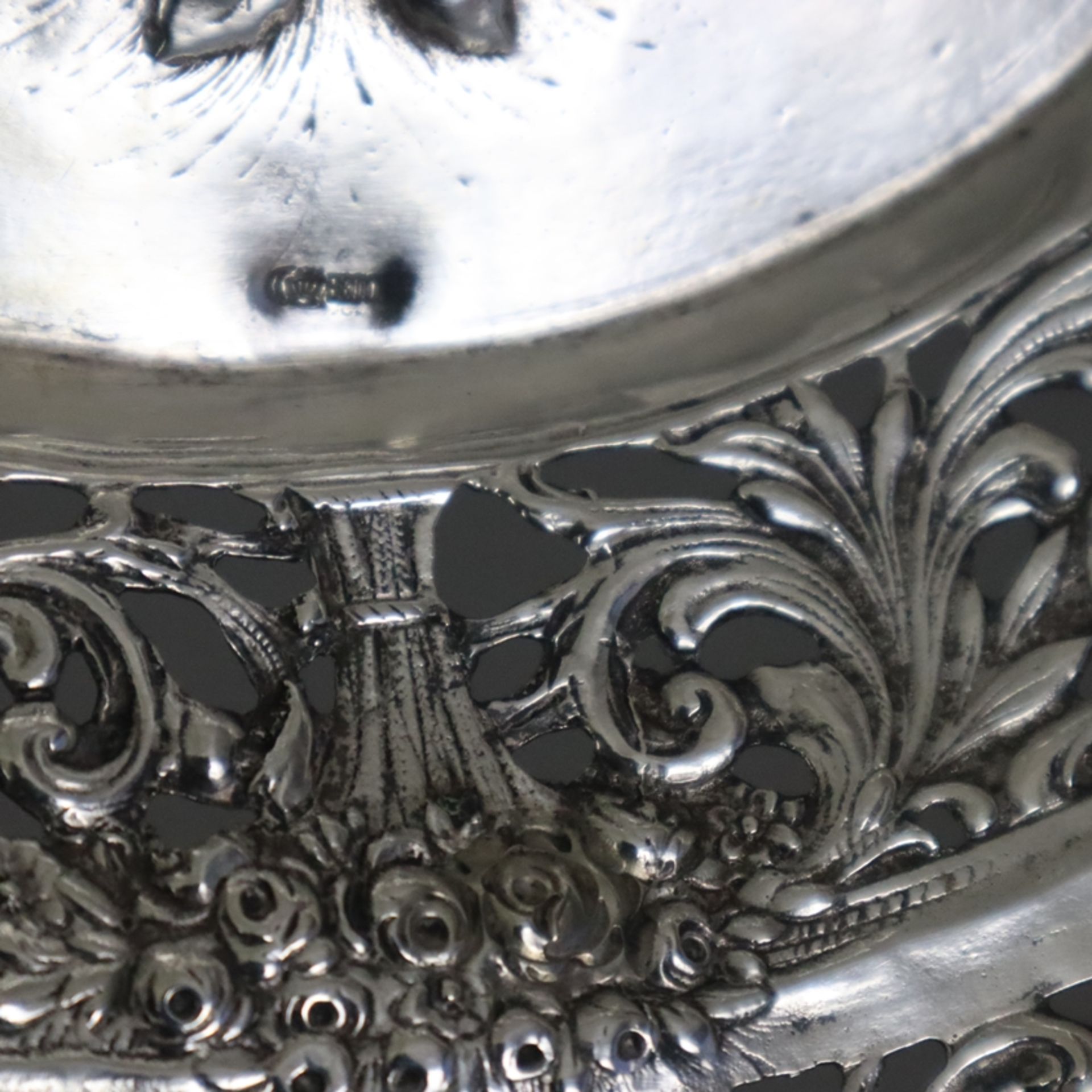 Korbschale im Barockstil - 800er Silber, ovale Form, durchbrochen gearbeiteter Rand, üppig reliefie - Bild 7 aus 7