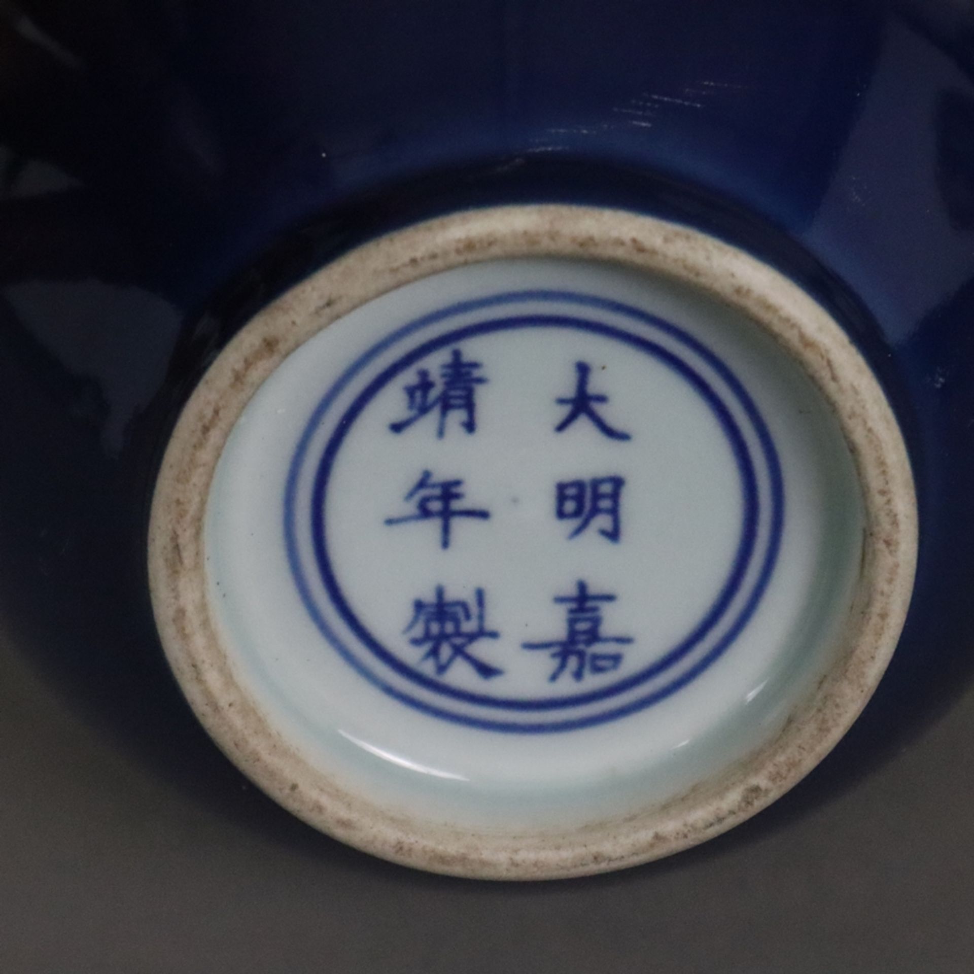 Doppelkürbisvase - China, Wandung insgesamt mit einer dunkelblauen Glasur bedeckt, Boden klar glasi - Bild 5 aus 5