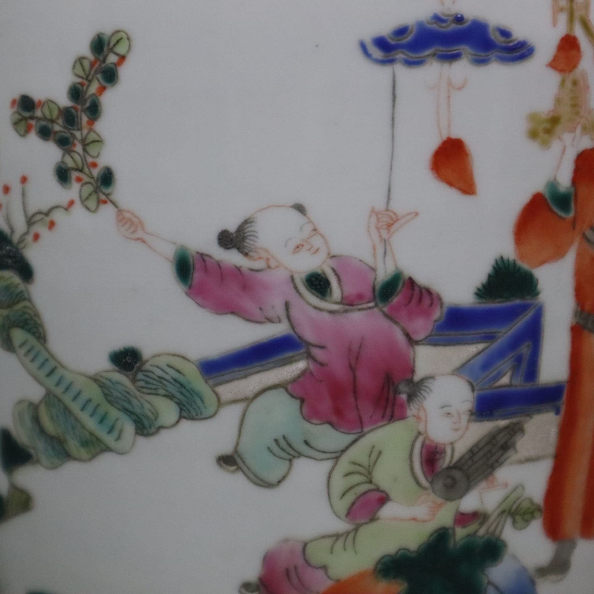 Hoher Schultertopf - China, 20. Jh., Porzellan, polychrom bemalt, ovoide Wandung mit gerundeter Sch - Bild 8 aus 10