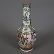 Flaschenvase - Südchina, ausgehende Qing-Dynastie, ovoide Wandung mit langem Hals, Porzellan mit „R
