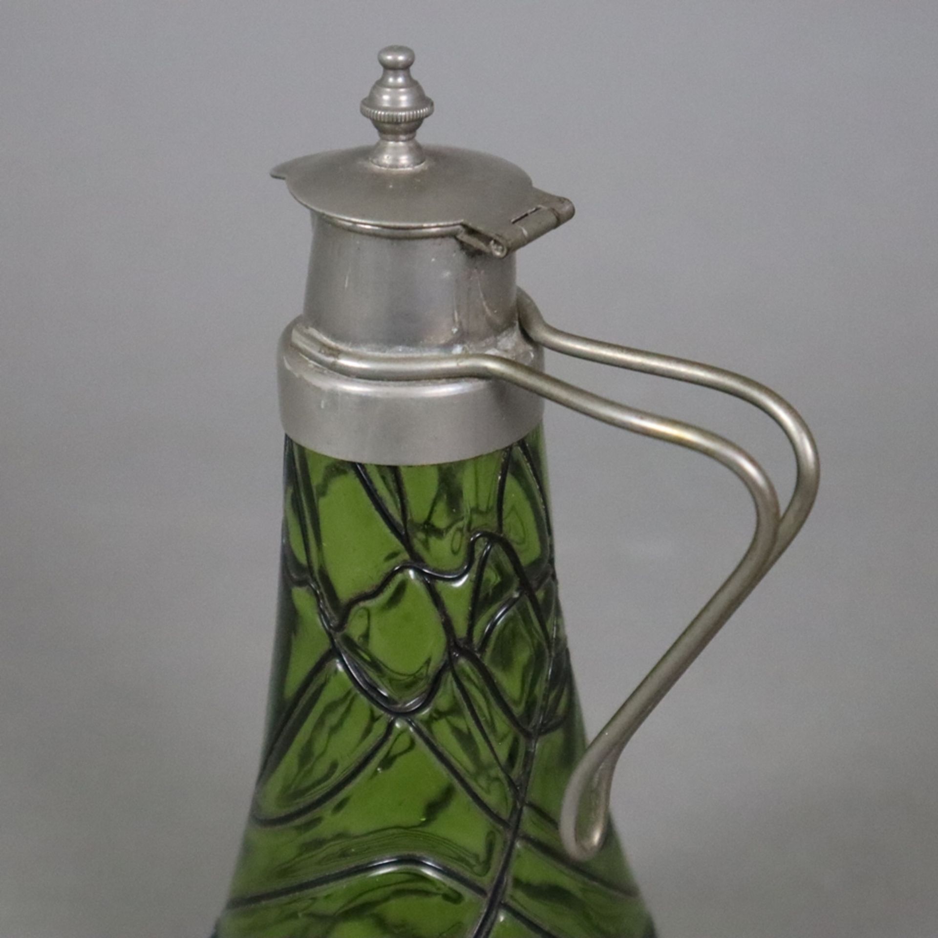 Kleine Jugendstil-Henkelkaraffe - wohl Palme & König, Böhmen, um 1900/1910, grünes Glas mit schwarz - Bild 2 aus 7