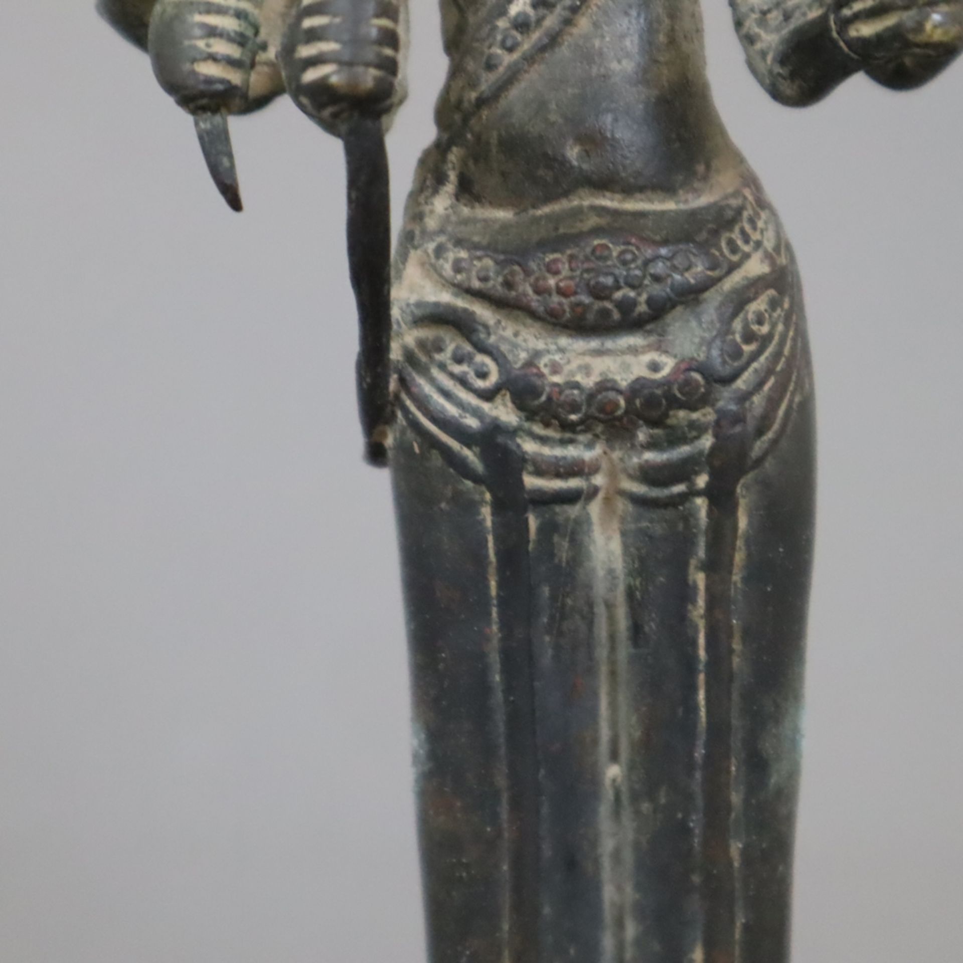 Bronzefigur einer Khmer-Gottheit - wohl Lokeshvara bzw. Shiva, im Angkor-Stil, Bronze auf Holzsocke - Bild 6 aus 7