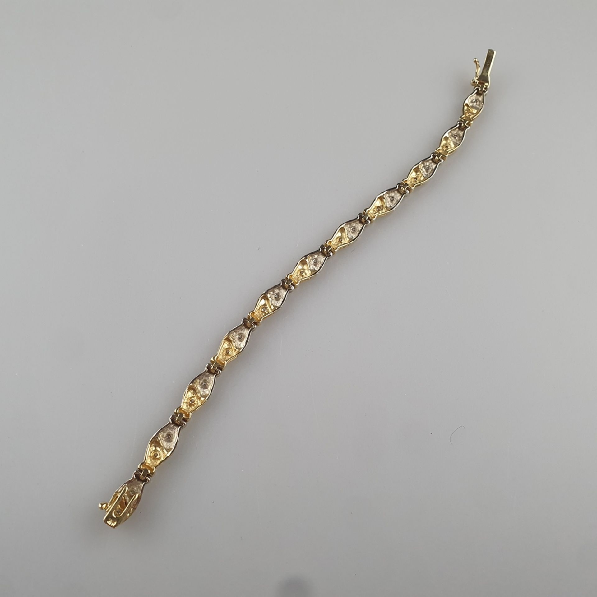 Bicolor-Diamantarmband - Gelb-/Weißgold 585/000 (14 K), gestempelt, ca. 6 mm breit, 11 Glieder bese - Image 5 of 5