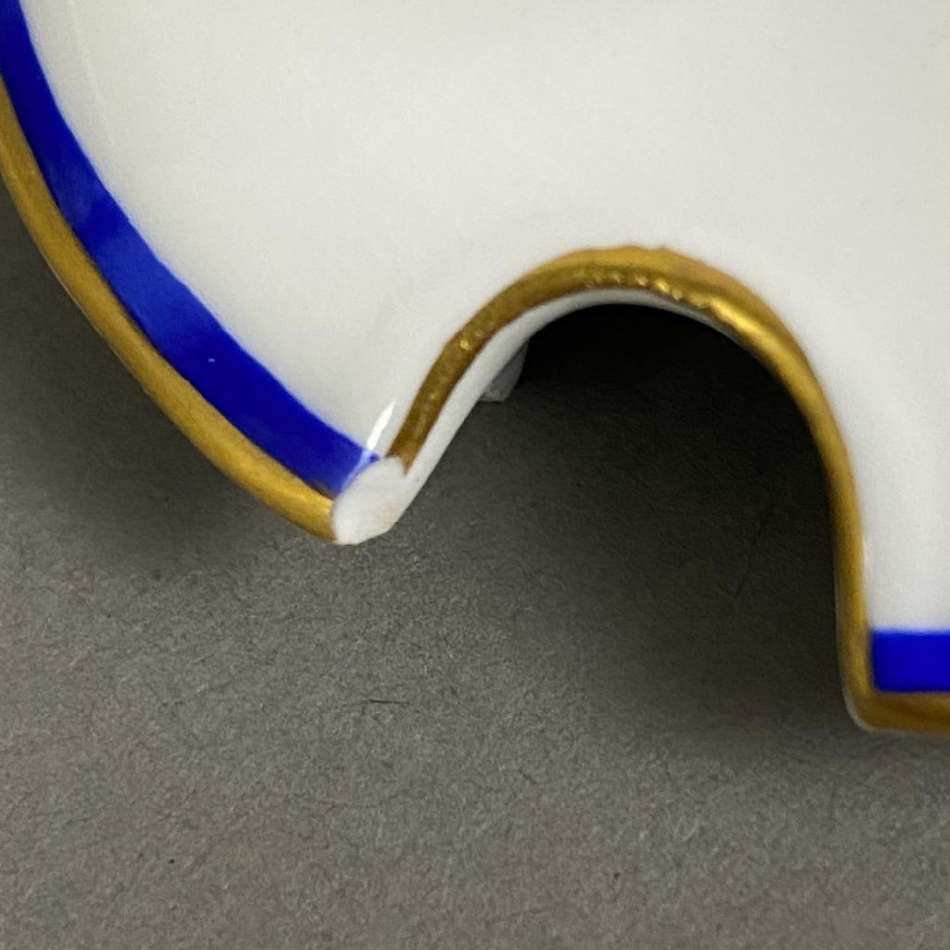 Senfgefäß - Meissen, Weißporzellan, Rand kobaltblau- und goldbemalt, fassförmiges Senfgefäß auf fes - Image 4 of 5