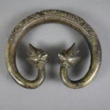 Bronzegriff - China, ovale abgerundete Form mit volutierten Endstücken in Kopfform, floral reliefie