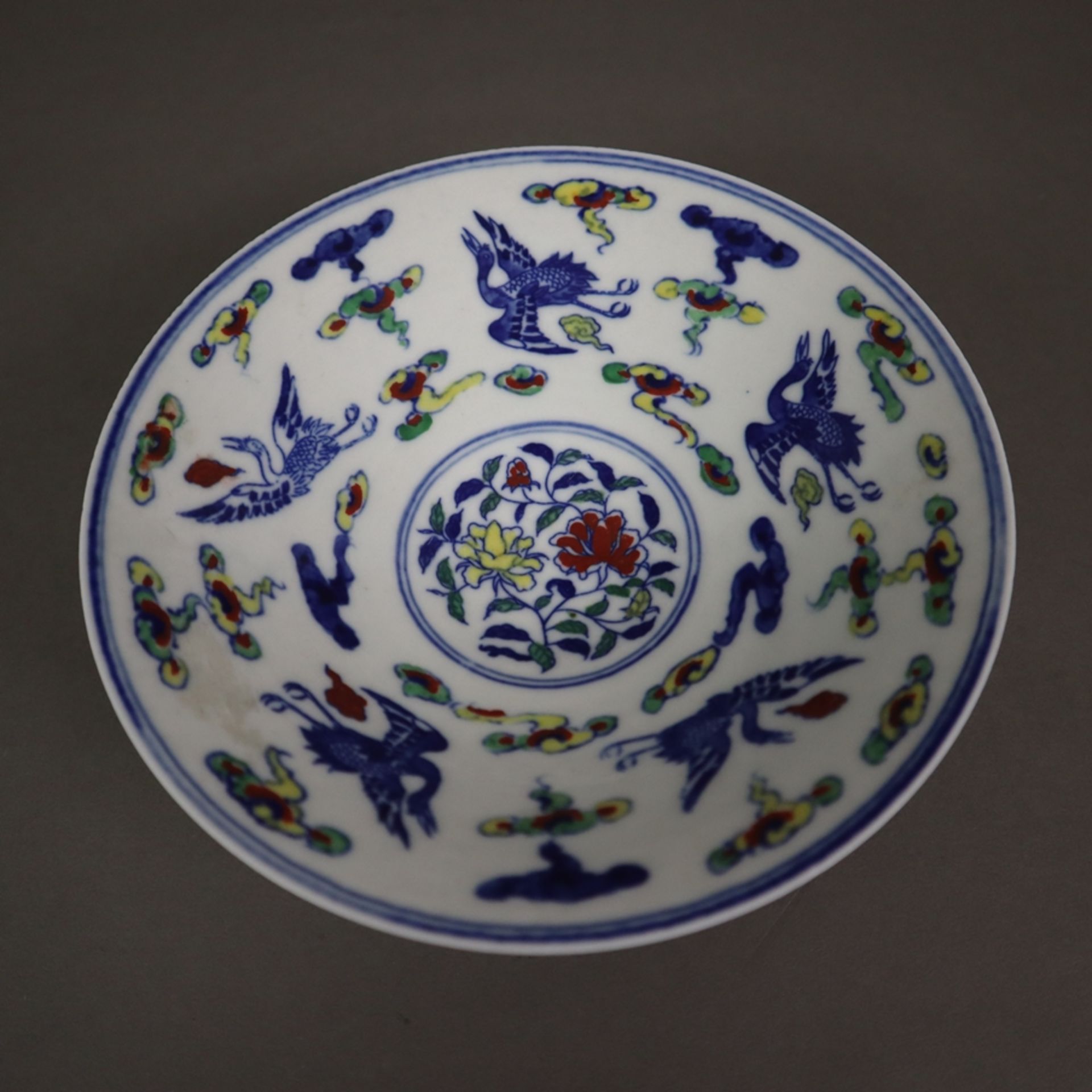 Fußschale & kleiner Teller - China, Doucai-Schale mit Kranichen, Lingzhi-Wolken, Phönixen und Blüte - Bild 2 aus 12