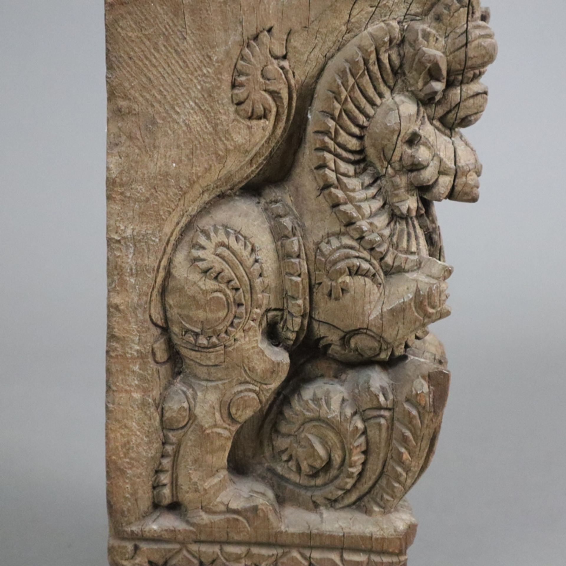 Möbel-Zierfragment mit Löwenmotiv - Indien, Holz geschnitzt, wohl Teil einer Armlehne mit vollrunde - Image 5 of 7