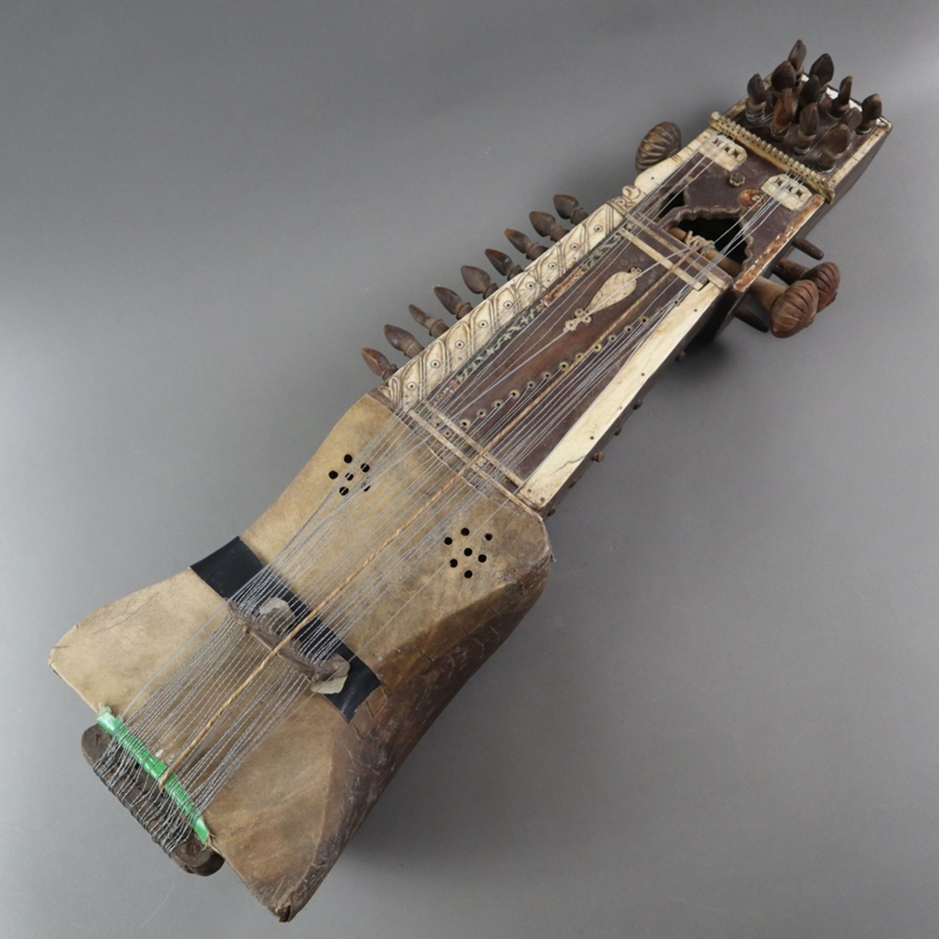 Saiteninstrument Sarangi - Indien/Pakistan/Afghanistan, Holzkorpus mit Beinelementen, asymmetrisch