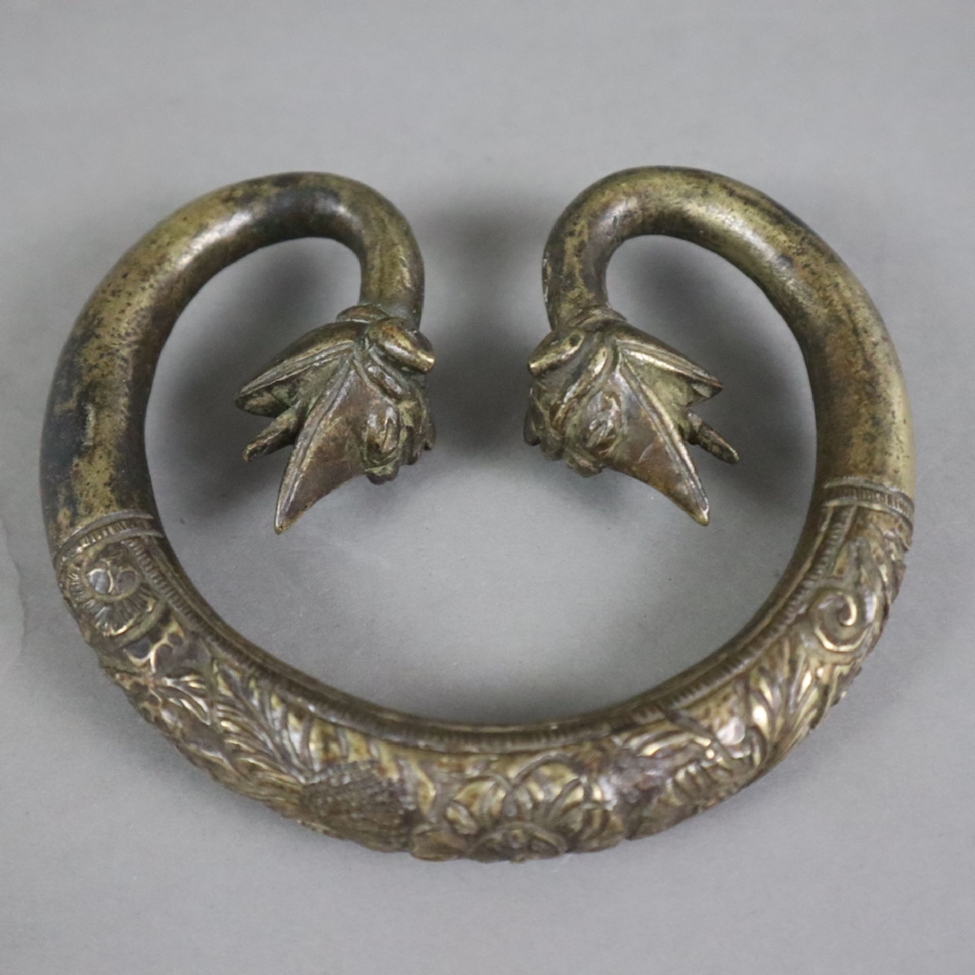 Bronzegriff - China, ovale abgerundete Form mit volutierten Endstücken in Kopfform, floral reliefie - Bild 4 aus 4