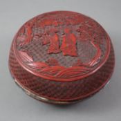 Schnitzlack-Deckeldose - China, Qing-Dynastie, Außenwandung mit rotem Schnitzlack, Unter- und Innen