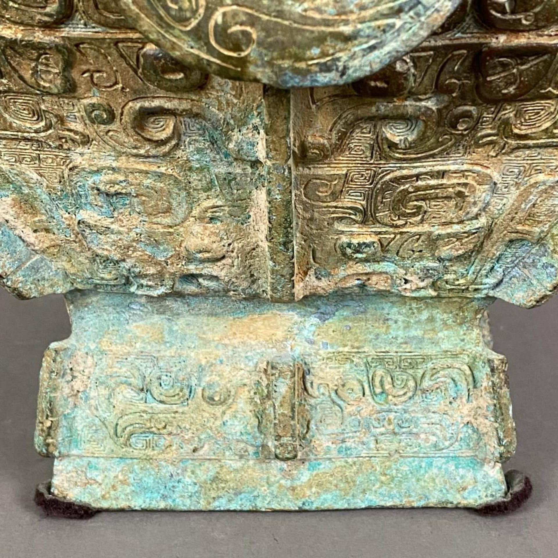 Fanghu-Vase im archaischen Stil - China, grün-braun patinierte Bronze, vierkantige gebauchte Form a - Bild 8 aus 10