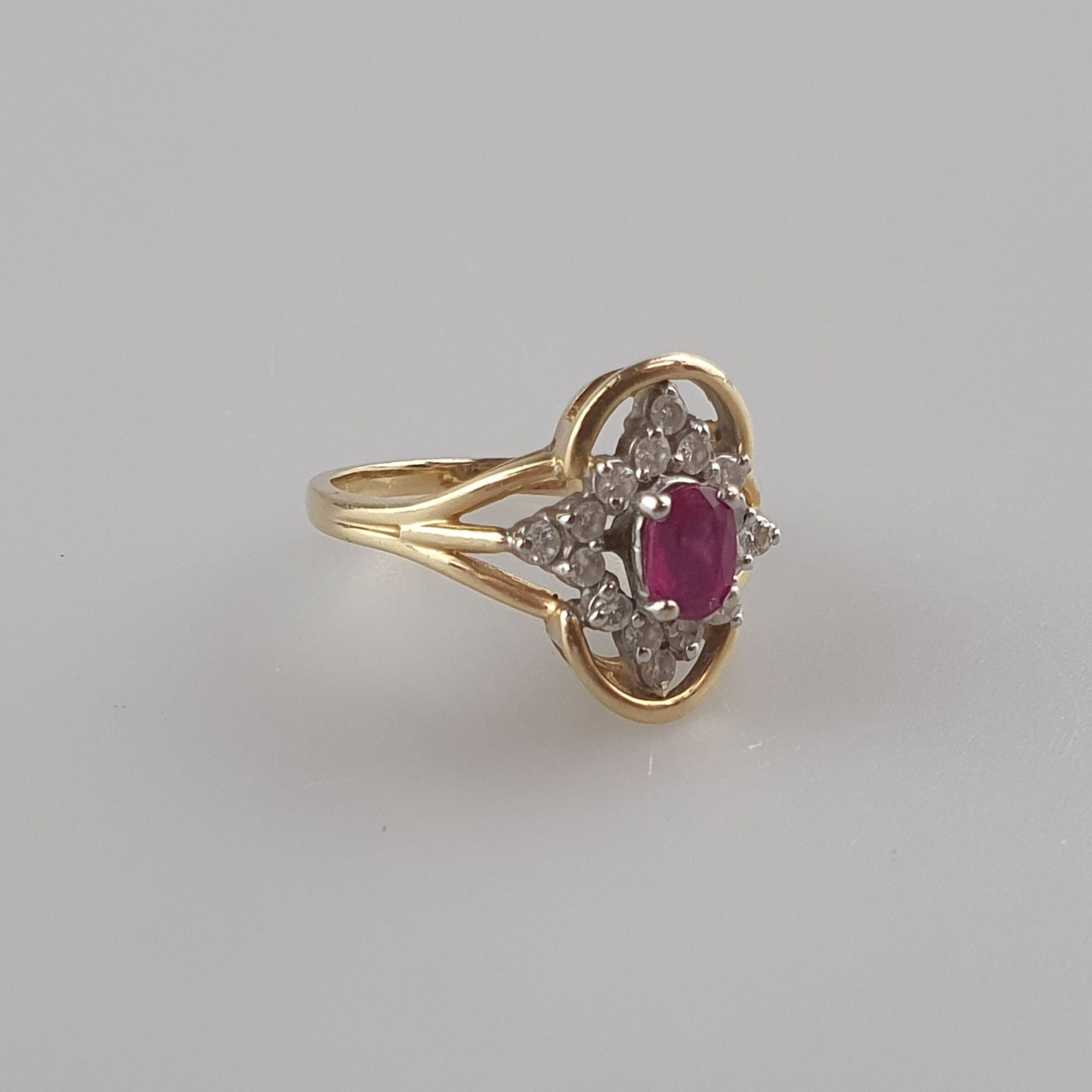 Diamant-Rubin-Ring - Gelbgold 585/000, gestempelt 14K, durchbrochener floraler Ringkopf von ca. 15 - Image 2 of 6