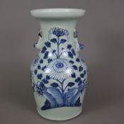 Vase mit Shishis als Handhaben - China um 1900, Porzellan, helle Seladonglasur, schauseitig Floralm