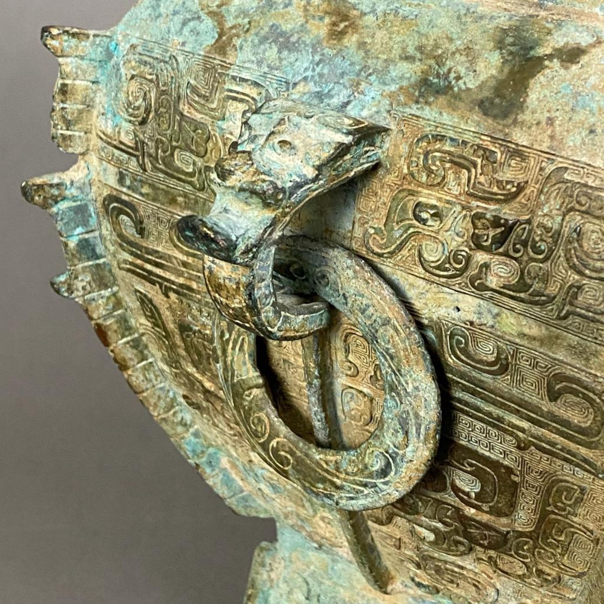 Fanghu-Vase im archaischen Stil - China, grün-braun patinierte Bronze, vierkantige gebauchte Form a - Bild 5 aus 10