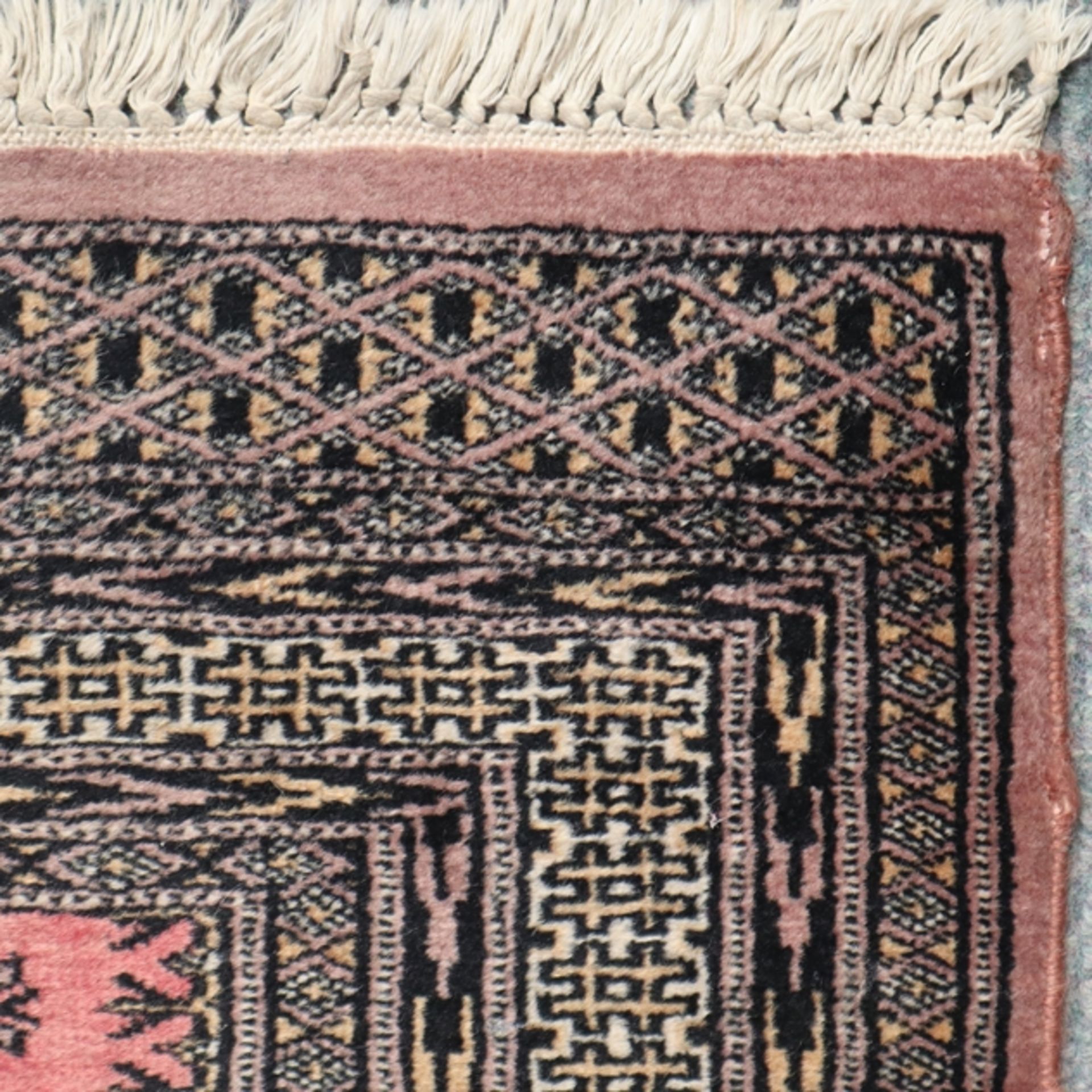 Buchara-Läufer - Pakistan, 20. Jh., Wolle, ornamental gemustert, ca. 265 x 82 cm, Gebrauchsspuren,  - Bild 5 aus 7