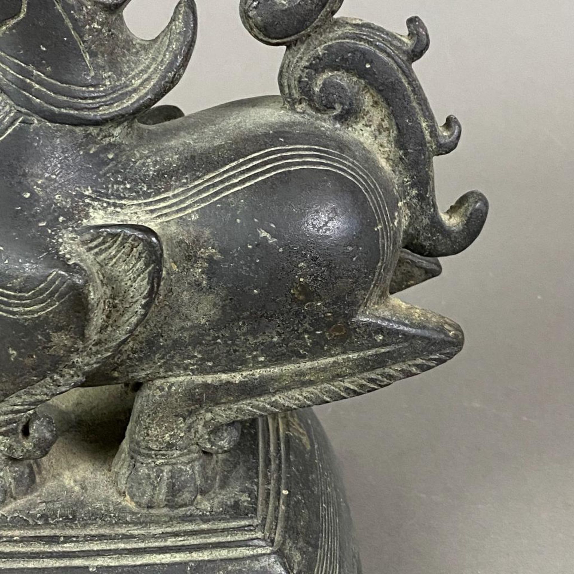 Großes altes Opiumgewicht - in Gestalt einer Hintha (mythischer Vogel) auf konischem rundem Sockel, - Bild 2 aus 10