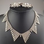 Vintage-Set aus Collier und Ohrclips - wohl USA, Metall silberfarben, anschmiegsames Kragencollier 