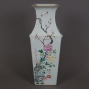 Famille rose-Vase - China, späte Qing-Dynastie, Vierkantkorpus mit reliefierten Löwenkopfhandhaben,