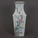 Famille rose-Vase - China, späte Qing-Dynastie, Vierkantkorpus mit reliefierten Löwenkopfhandhaben,