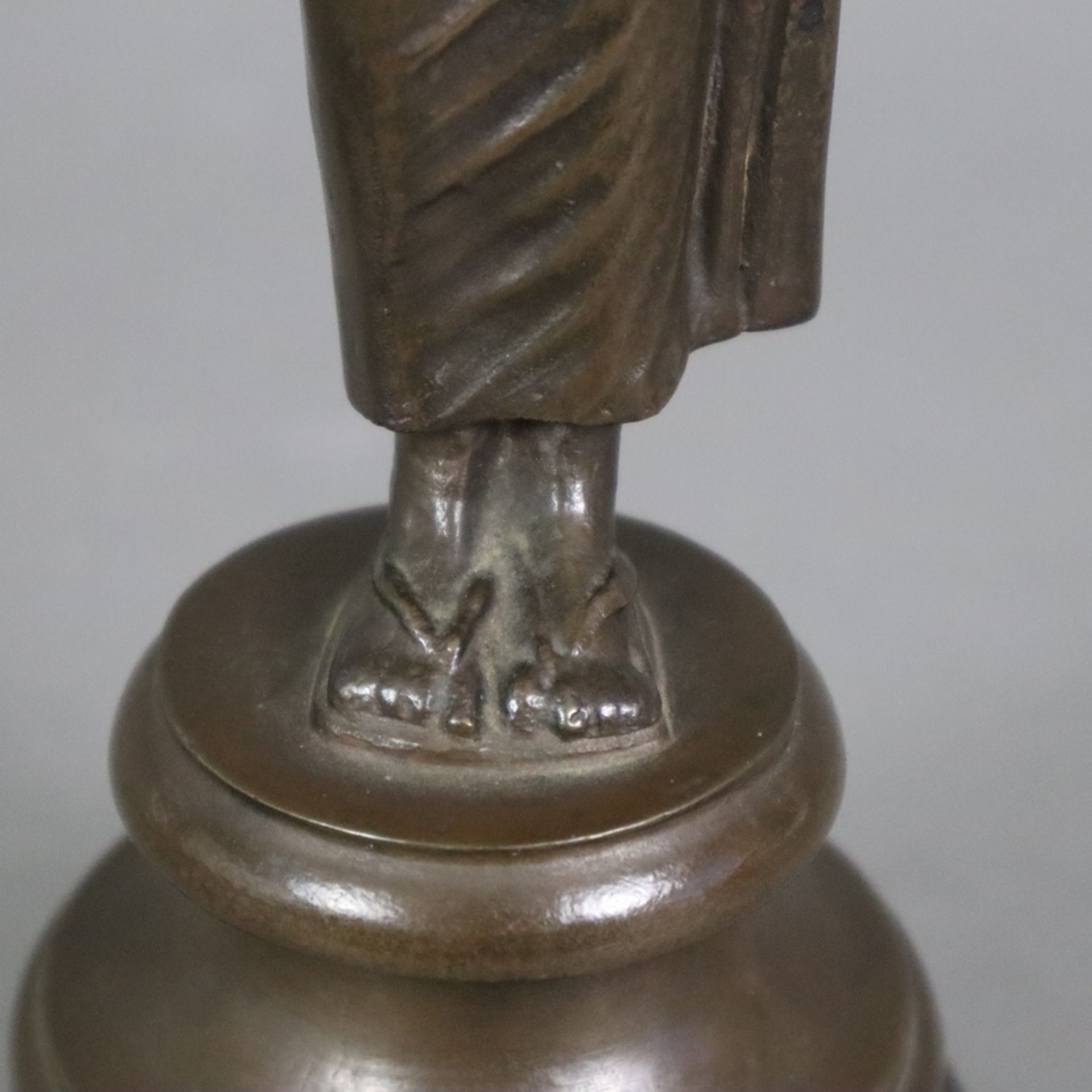 Figurine einer antiken Priesterin - Bronze, braun patiniert, antikisierende Frauenfigur mit Diadem, - Bild 6 aus 8