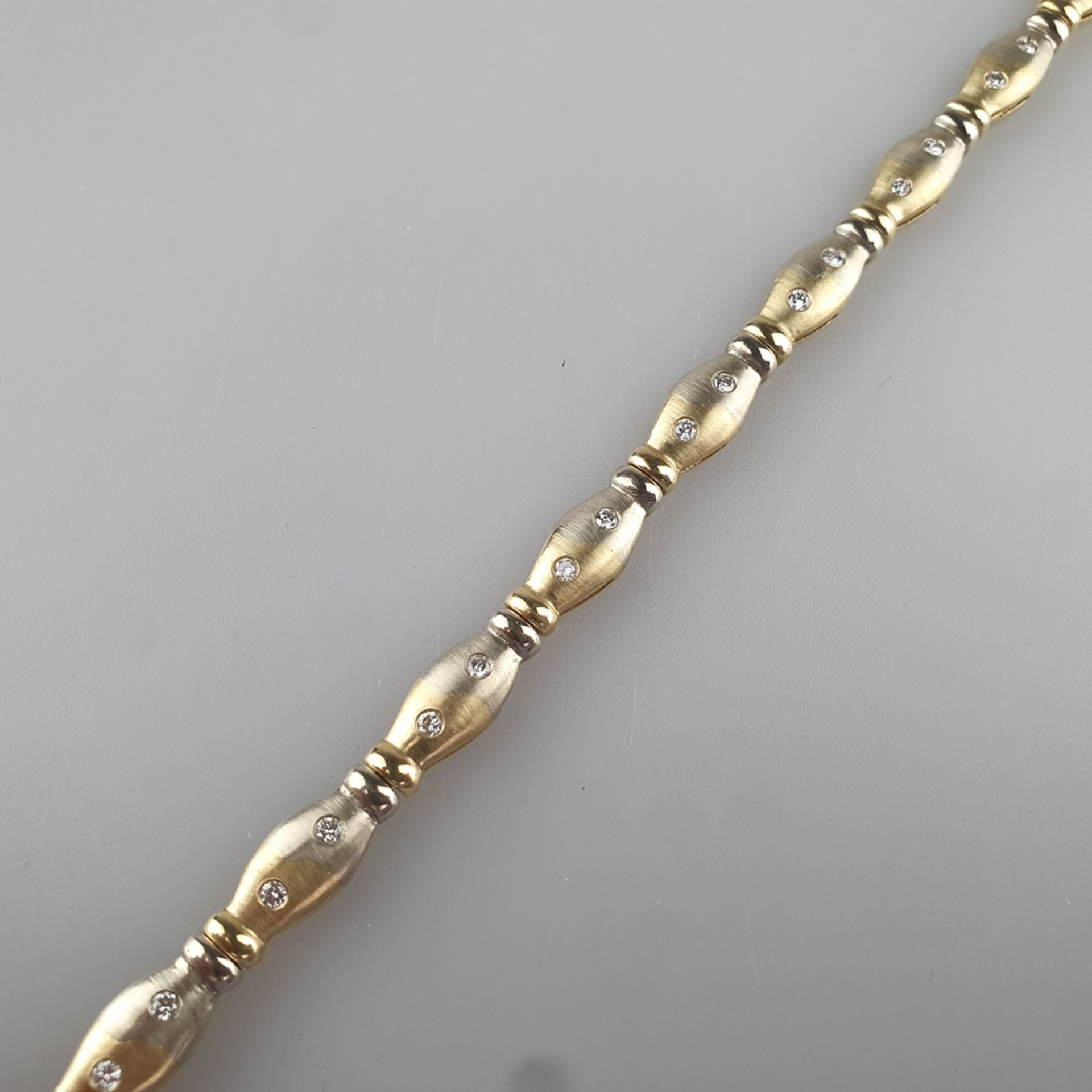 Bicolor-Diamantarmband - Gelb-/Weißgold 585/000 (14 K), gestempelt, ca. 6 mm breit, 11 Glieder bese - Image 3 of 5