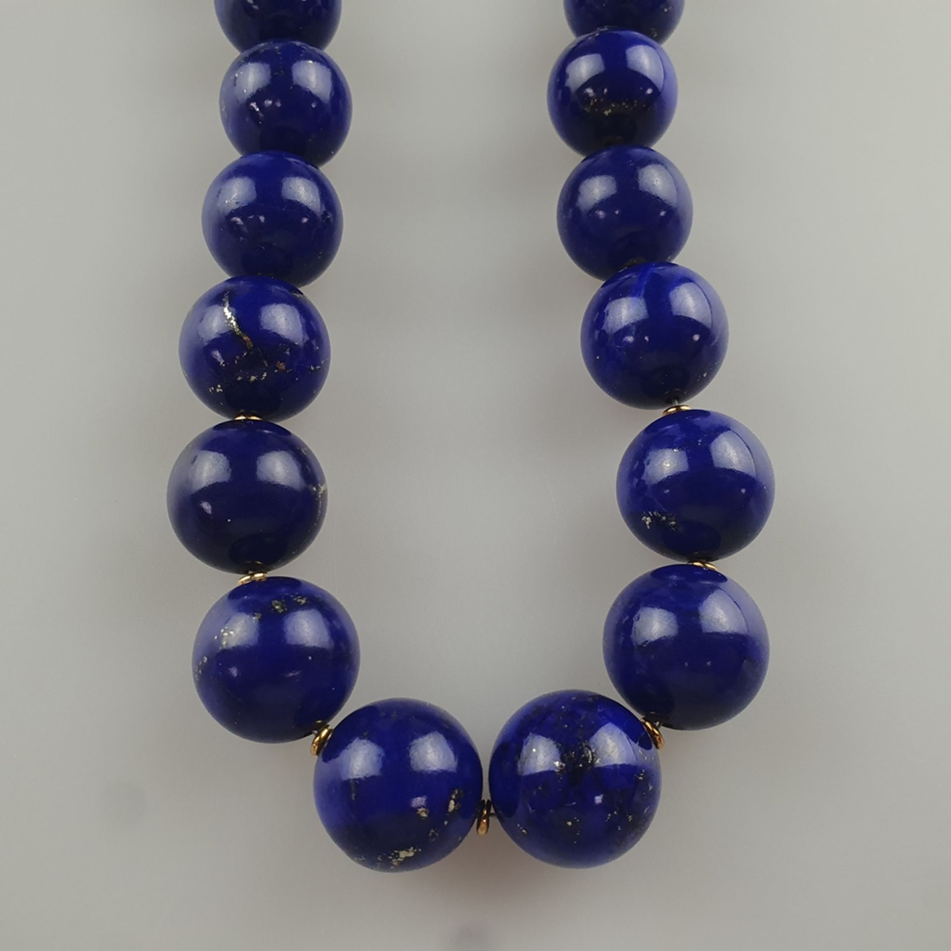 Imposante Lapislazuli-Halskette mit 18K-Goldschließe und Diamantbesatz - 26 fein polierte tiefblaue - Image 6 of 7