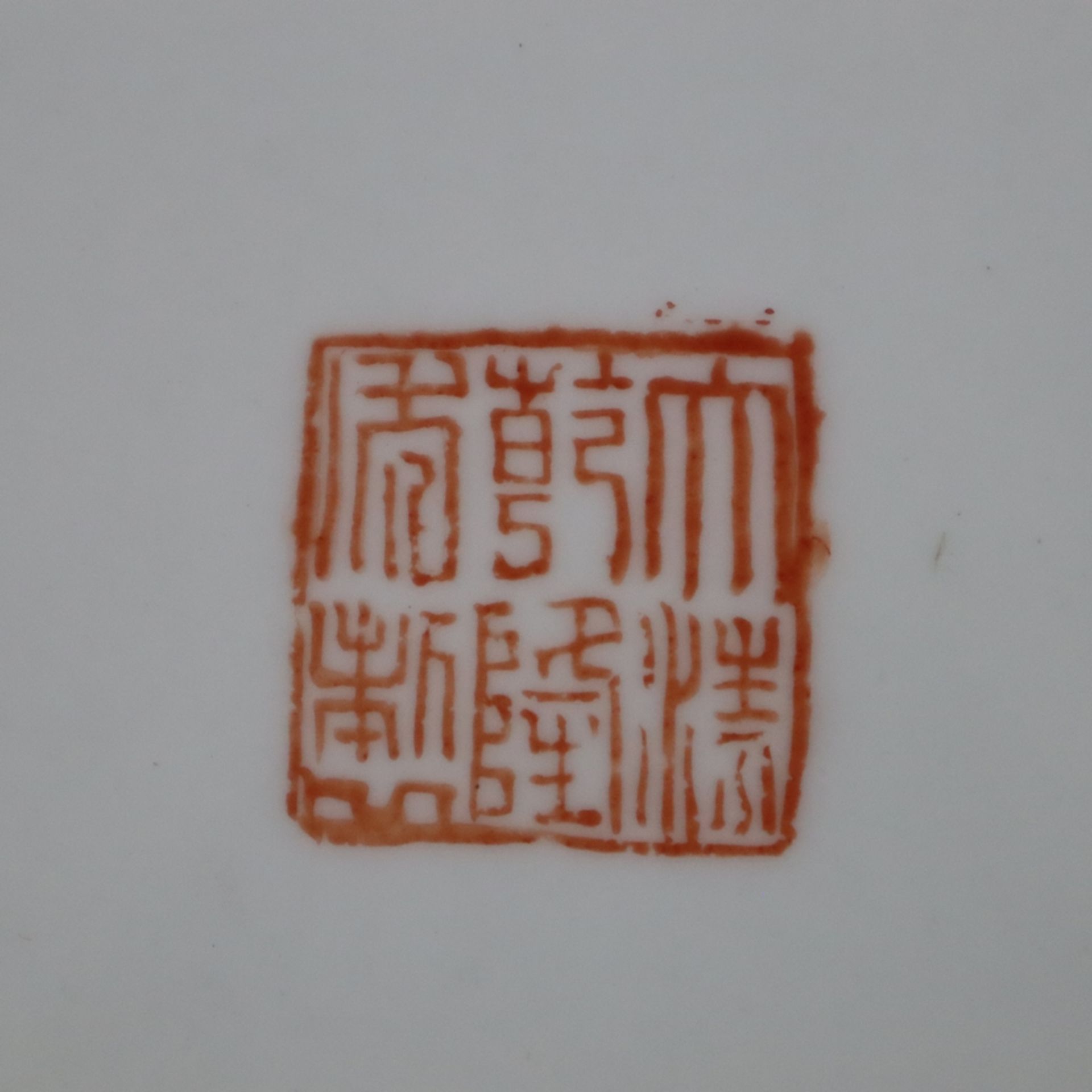 Satz von 3 Famille-Rose-Tellern mit „Pseudo-Tabakblatt“-Dekor - China, Republik-Zeit, unterseitig a - Bild 8 aus 8