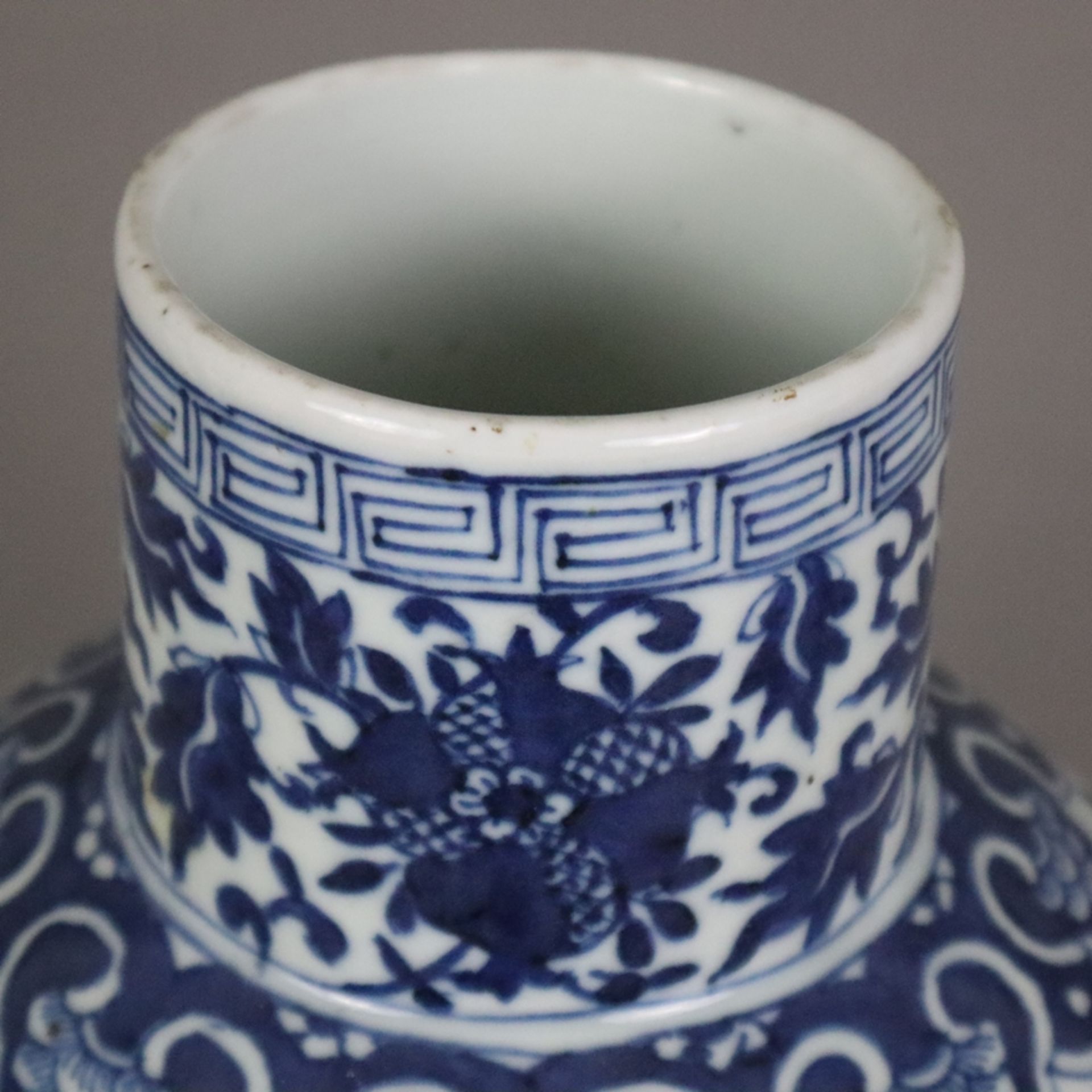 Blau-weiße Balustervase - China, späte Qing-Dynastie, Porzellan, umlaufend in Unterglasurblau bemal - Bild 2 aus 9