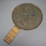 Bronzespiegel - Japan, runde Scheibe mit Griff, Reliefdekor mit Blumen und Schmetterling, Griff mit
