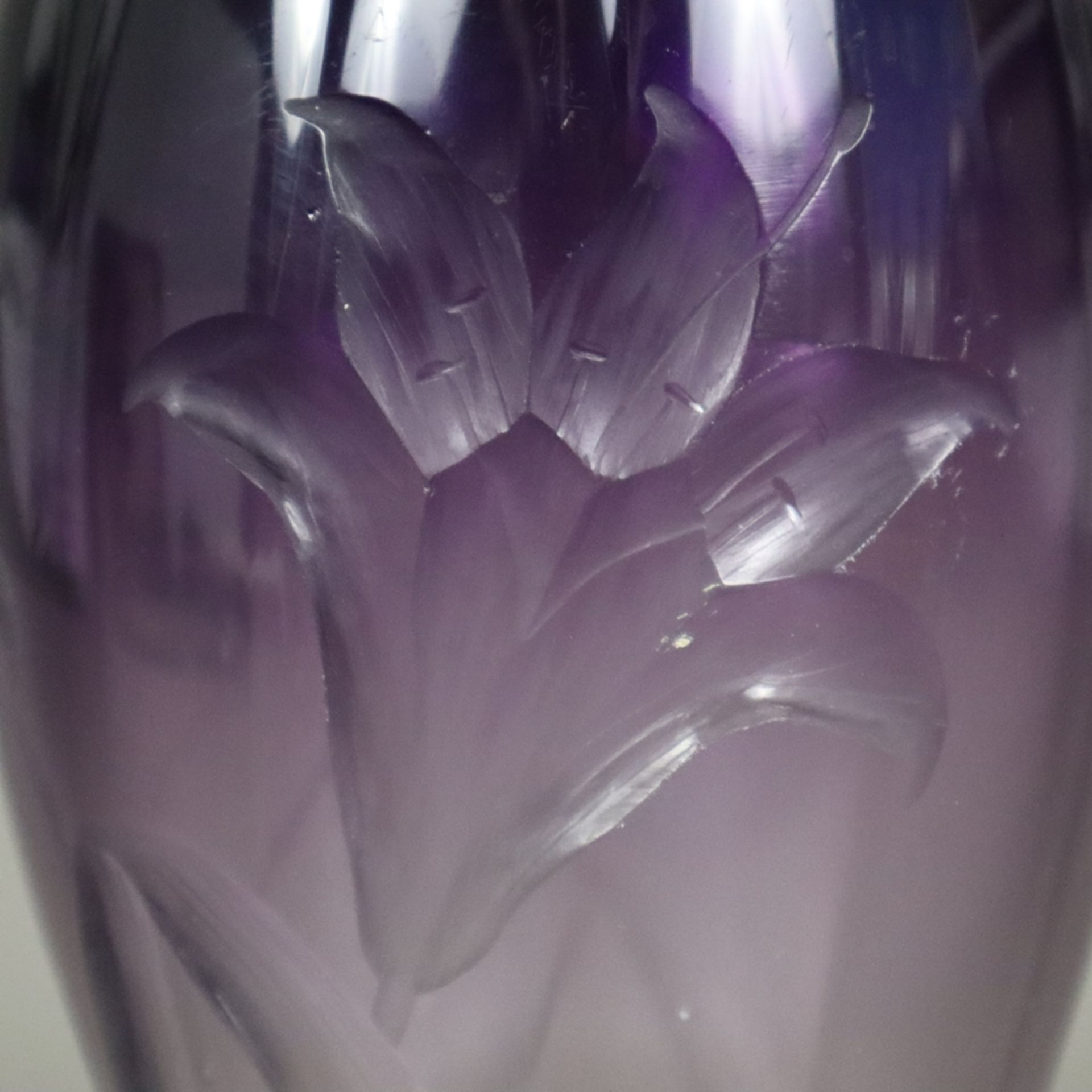 Jugendstil-Glasvase - wohl Ludwig Moser, Karlsbad, dickwandiges farbloses Glas mit violett verlaufe - Bild 4 aus 8