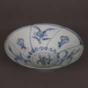Schale im Ming-Stil - China, Porzellan, schräg ansteigende runde Kuppa auf schmalem Stand, vegetabi