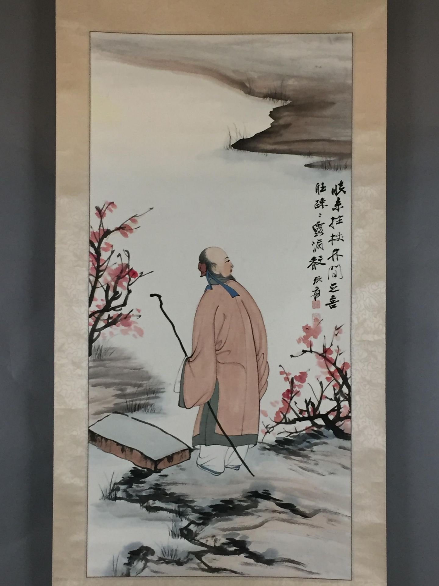 Chinesisches Rollbild - nach Zhang Daqian (1899-1983) - Gelehrter mit Wanderstab am Gewässer, Tusch - Bild 2 aus 10