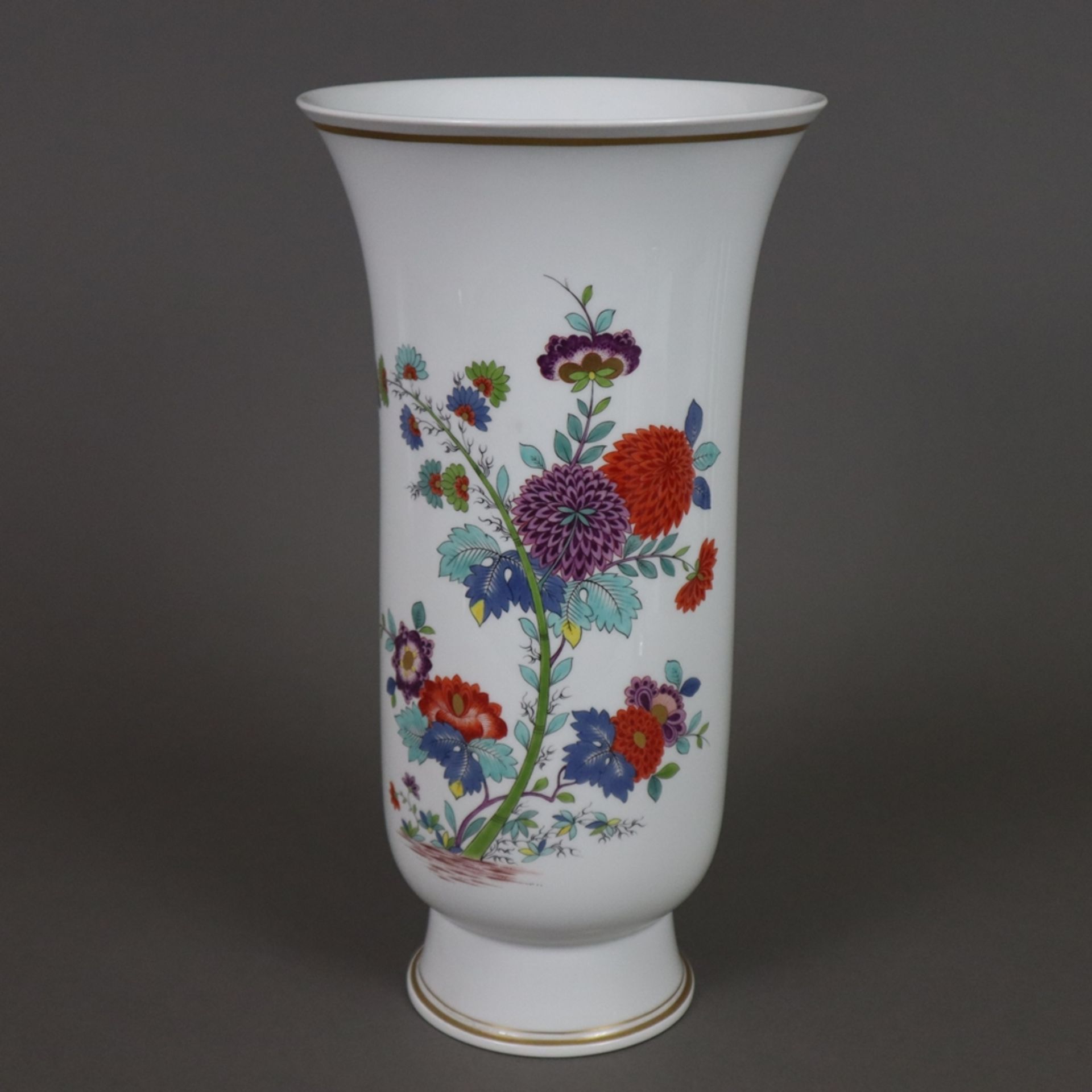 Vase - Meissen, 20.Jh., "Kakiemon"-Dekor, glockenförmige Wandung auf eingezogenem konischem Fuß, Fo